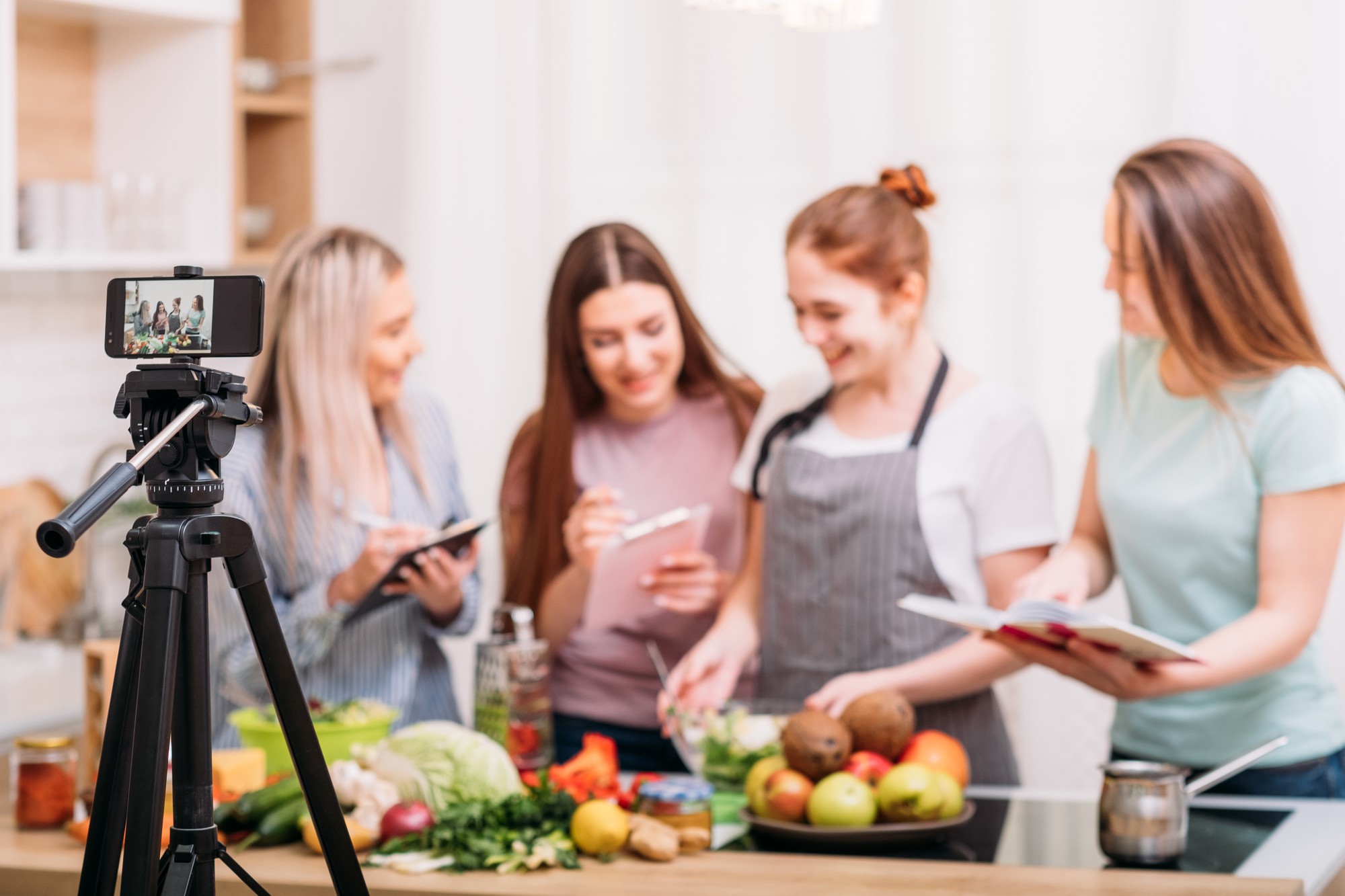 Sala cucina con allievi che seguono una diretta