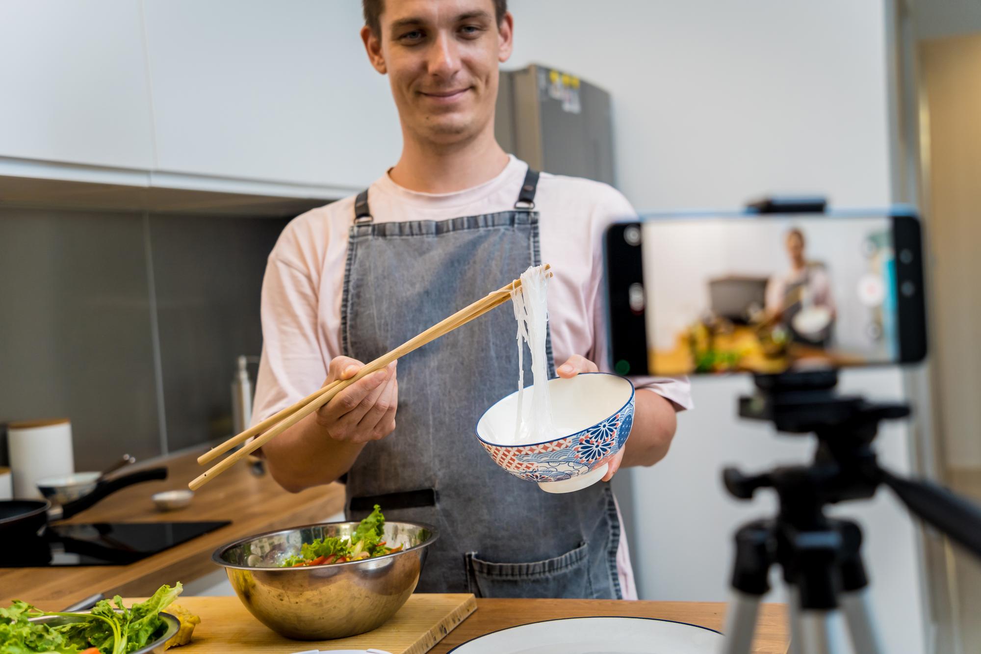 Chef che corregge la tecnica di uno studente via webcam